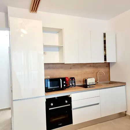 Sara - Endless Summer Mamaia Nord *